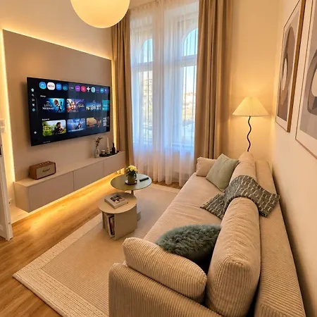 The Cozy Nest Stylish Loft Apartment *